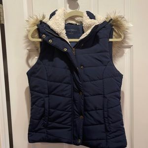Like new Aeropostale vest with fur Sherpa hood.  Size L.  Navy colored.